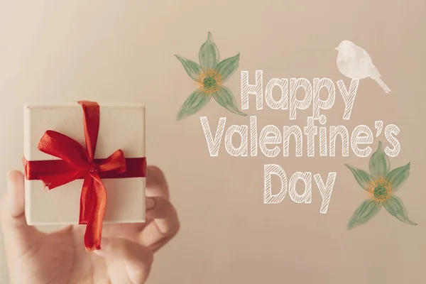 Frohe Valentinstagsbotschaft Mit Weißer Geschenkbox Mit Roter Schleife Der Hand — Stockfoto