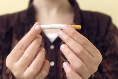 Sigara, kavram durdurmak sigara kağıdı tutan kadın