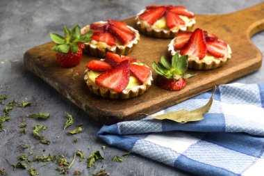 cam çay fincanı lezzetli çilekli tart ile Arapça çay