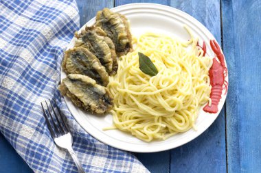 Arap usulü kızarmış sardalya tarifli lezzetli İtalyan spagettisi.