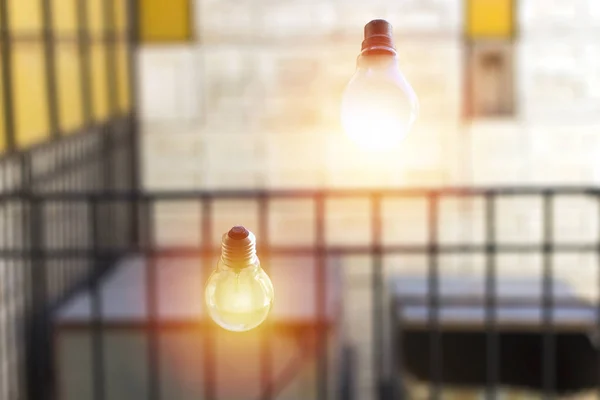 Létající Osvětlení Dvě Žárovky Koncept Podnikání — Stock fotografie