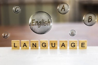dil ahşap harf ve Almanca öğrenme kabarcıklar, uçan kavramı İngilizce