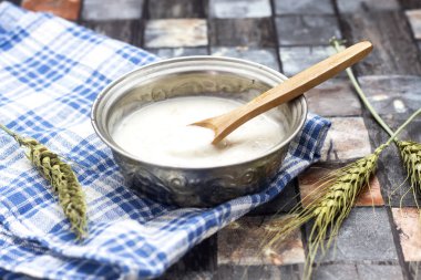 ev yapımı buğday yoğurt olgunlaşmamış yeşil sivri ile gümüş kase