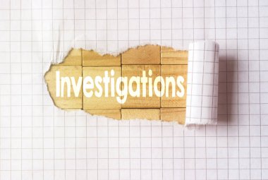 Kağıt gözyaşı araştırmalar metin küp ahşap zemin üzerine