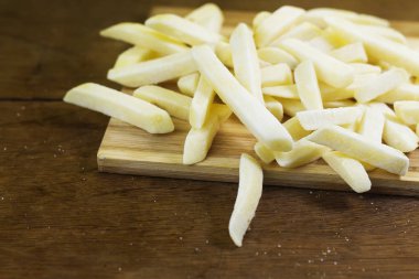 Patates sopa ahşap kesme tahtası üzerinde dondurma