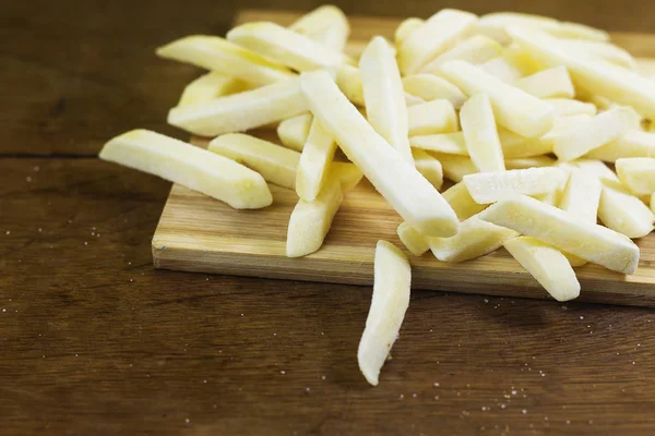 Patates sopa ahşap kesme tahtası üzerinde dondurma