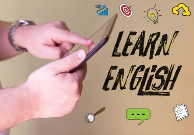 Bir smartphone tutan İngilizce kişi öğrenmek 
