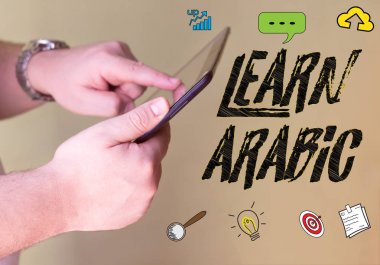 Bir smartphone tutan Arapça kişi öğrenmek 