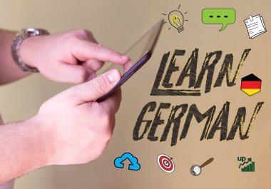 Bir smartphone tutan Alman kişi öğrenmek 