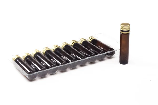 Små Kosmetika Plastflaskor Med Gyllene Kopp Isolerad Vit Bakgrund — Stockfoto