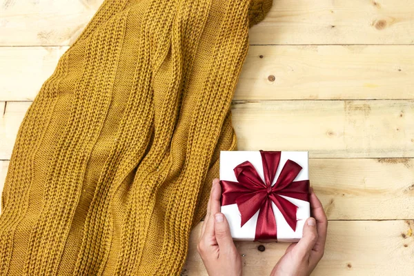 Vrouw Met Een Gift Van Kerstmis Hand Houten Achtergrond — Stockfoto