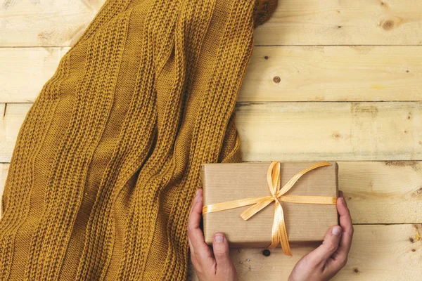Vrouw Met Een Gift Van Kerstmis Hand Houten Achtergrond — Stockfoto