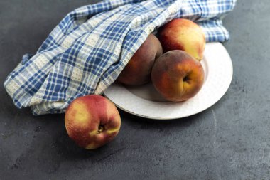 taze kırmızı şeftali tabağı