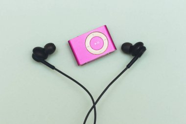 Siyah kulaklıkla iPod karıştırma yatağı
