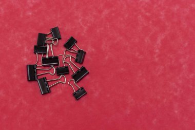buldog ataçları kırmızı arkaplanda izole edildi
