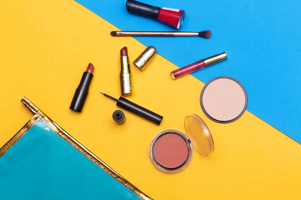 Sarı Arka Plan Üzerinde Izole Kozmetik Çanta Ile Makyaj Ürünleri — Stok fotoğraf