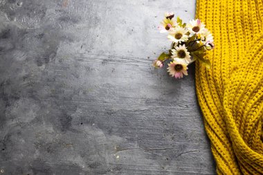 Çiçekli vazo eşarbı gri ahşap arka planda izole edilmiş.