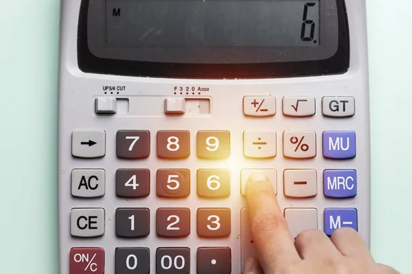 Mano Mujer Usando Calculadora Calculando Bonificación Otra Compensación Los Empleados —  Fotos de Stock