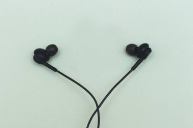 Yeşil arka planda siyah kulaklıklar. Müzik benim hayat konseptimdir.