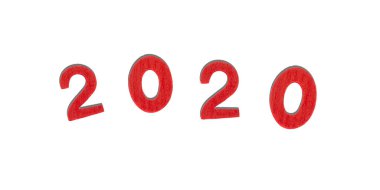 2020 kırmızı tahta harfler beyaz arkaplanda izole edilmiş.