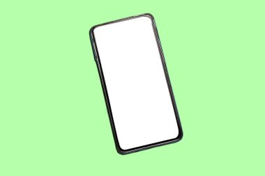 Yeşil arkaplanda mobil akıllı telefon izole edildi