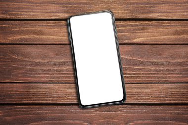 Ahşap masadaki mobil akıllı telefon