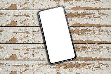 Ahşap masadaki mobil akıllı telefon