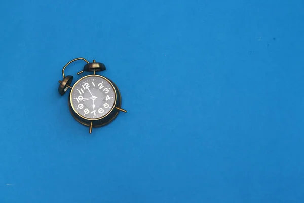 Alarme Horloge Sur Fond Bleu — Photo