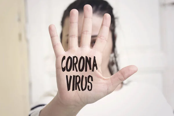 Concepto Coronavirus Pintado Palma Una Joven Mujer Caucásica — Foto de Stock