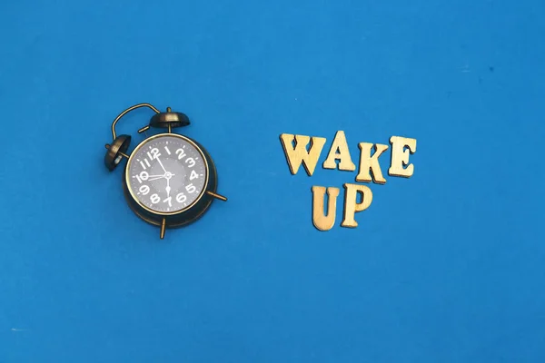 Alarme Relógio Fundo Azul Com Acordar Madeira — Fotografia de Stock