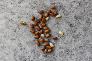 Gri ahşap arka planda yer fıstıkları