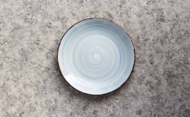 Gri arkaplanda boş seramik mavi plakalar.