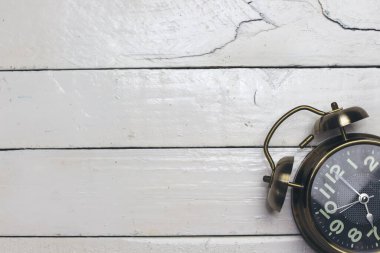 Saat 7 yönünde, ahşap masada.