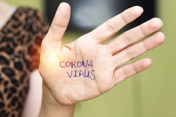 Konsep Coronavirus Tertulis Telapak Tangan Seorang Wanita Muda Kaukasia — Stok Foto