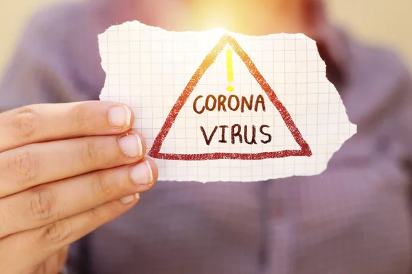 Donna Primo Piano Possesso Carte Lacrima Con Segnale Avvertimento Coronavirus — Foto Stock