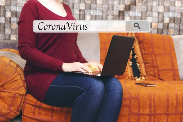 Молода Жінка Сидить Марокканському Стилі Вітальні Використовує Ноутбук Досліджує Коронавірус — стокове фото