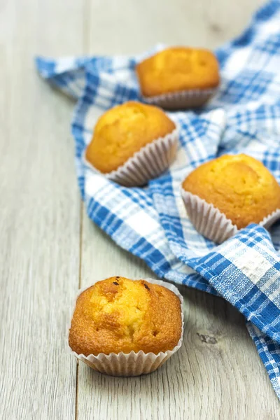 Hemlagad Madeleine Svamp Kaka Trä Bord — Stockfoto