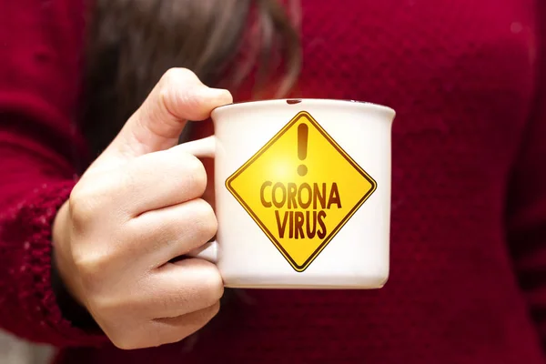 Donna Possesso Tazza Caffè Con Cartello Stradale Che Indica Coronavirus — Foto Stock
