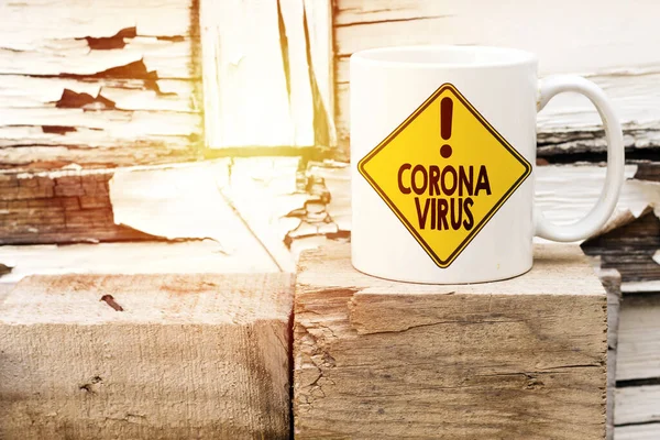 Cangkir Kopi Dengan Rambu Jalan Yang Menunjukkan Coronavirus Kayu Kubus — Stok Foto