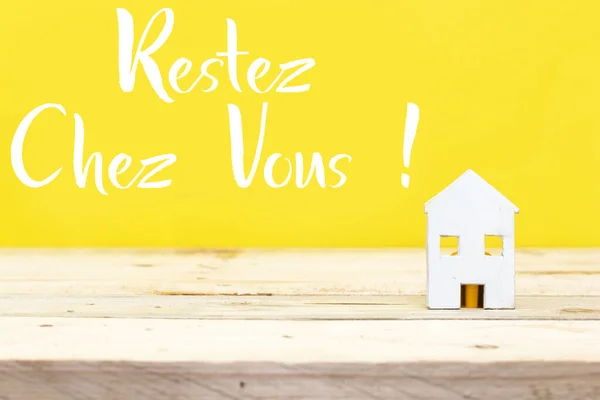 有法语单词Restez Chez Vous的白色木制房子被翻译成英语呆在家里 — 图库照片