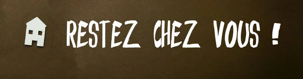 Λευκό Ξύλινο Σπίτι Γαλλική Λέξη Restez Chez Vous Μεταφραστεί Στα — Φωτογραφία Αρχείου