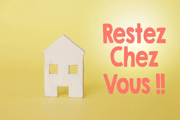 Casa Madera Blanca Con Palabra Francesa Restez Chez Vous Traducida — Foto de Stock