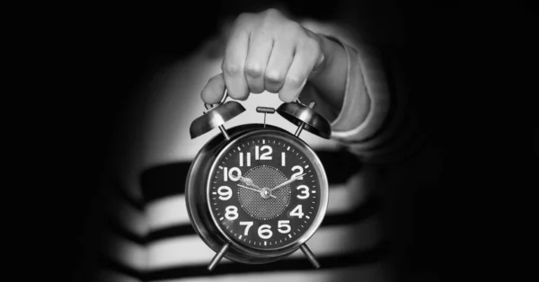 Siyah Beyaz Kadın Alarmlı Saat Tutuyor Saat Yönünde — Stok fotoğraf