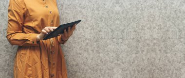 Tablet, laptop ve cep telefonuyla kablosuz bağlantı kuran çoklu görev adamı kapat