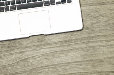 Modern alüminyum bilgisayar klavyesi ahşap arkaplanda izole edildi