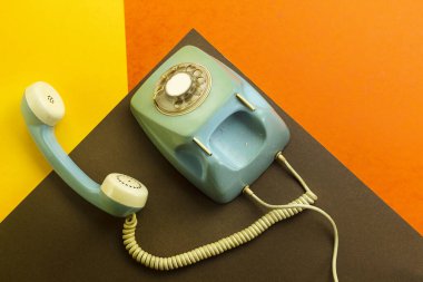 Renkli arkaplanda izole edilmiş eski retro telefon