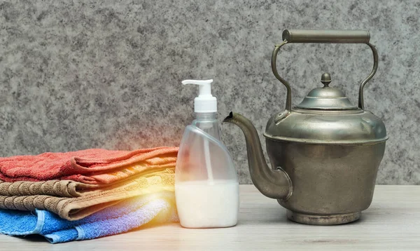Kupferkrug Wasser Und Bunte Handtücher Händedesinfektionsgel — Stockfoto