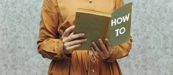 Closeup Γυναίκα Κρατώντας Ένα Βιβλίο Πώς Εννοήσει — Φωτογραφία Αρχείου