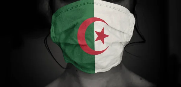 Doktor Maskesinde Cezayir Bayrağı Baskısı Coronavirüs Salgını Konsepti — Stok fotoğraf