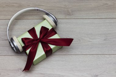 Müzik hediye konsepti. Kulaklıklar ve hediye kutusu. Selamlarınız için alan, tatil konsepti ile en iyi görünüm